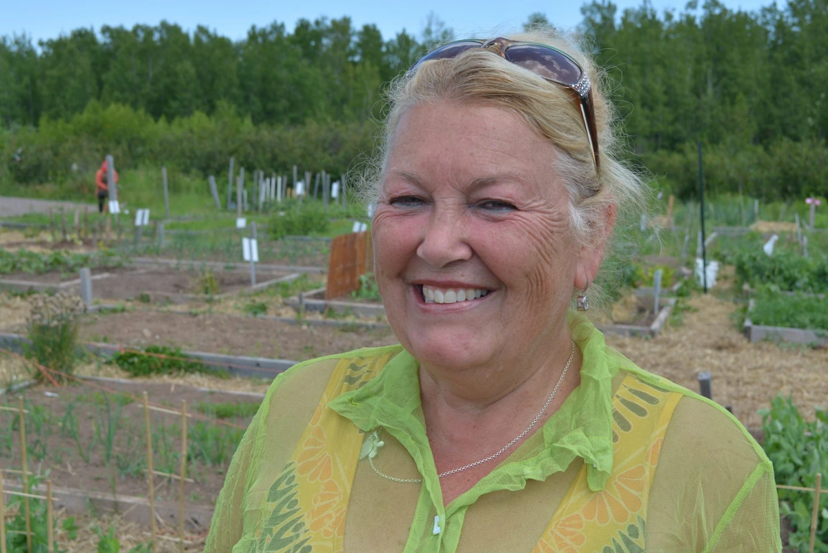 Odette souriante au Jardin communautaire du Grand Shediac